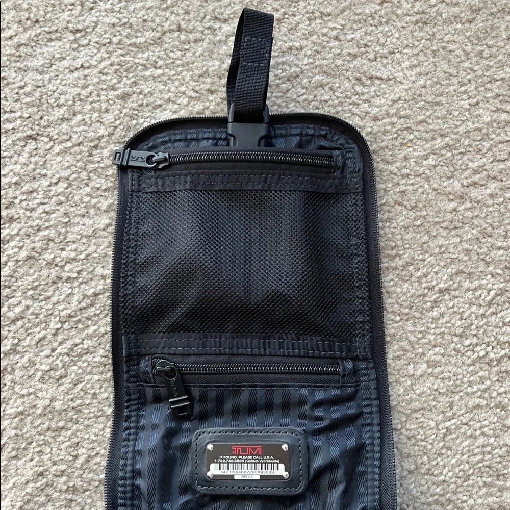 Tumi Black Travel Toiletry Cosmetics Bag Unisex Hang Organizer Storage Bathroom